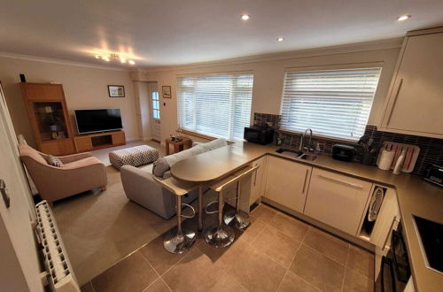 Foto 4 - Captivating 2 Bedroom Bungalow in Mumbles