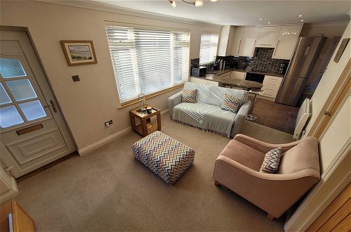 Photo 6 - Captivating 2 Bedroom Bungalow in Mumbles