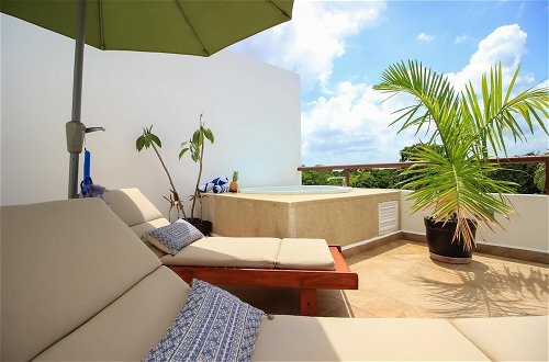 Foto 15 - 2-story Penthouse w Hot Tub Panoramic Jungle Views Charming Balcony in Bahia Principe