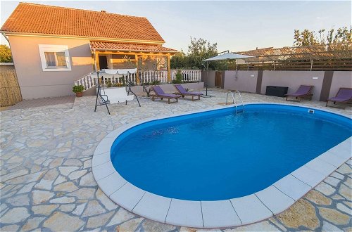 Foto 16 - Charming Holiday Home With Private Pool