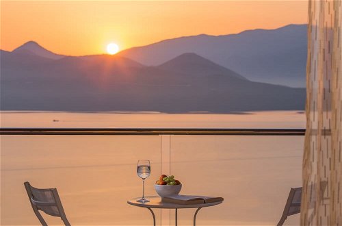 Photo 12 - Luxury Villa for 6 Amazing Sea View Pool