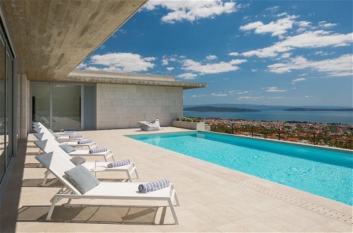Foto 29 - Villa Radun Home with Grand Heated Pool