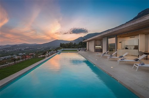 Foto 33 - Villa Radun Home with Grand Heated Pool