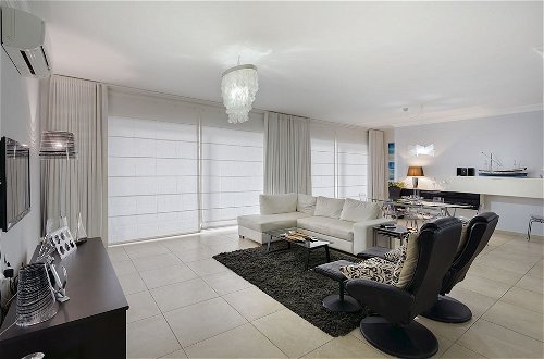 Photo 7 - Luxury Apt With Side Seaviews and Pool, Best Location