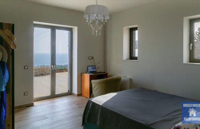 Lovely 3-bed Villa. Private Pool in Agios Nikolaos - Photo 5