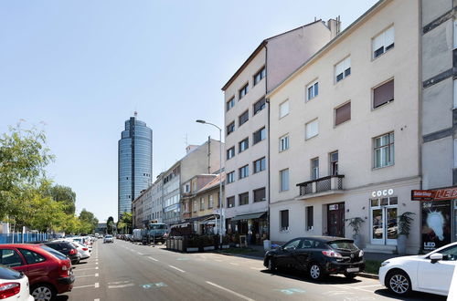 Photo 4 - Spacious 2bdr Apartment With a Cute Balcony