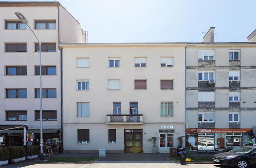 Photo 6 - Spacious 2bdr Apartment With a Cute Balcony