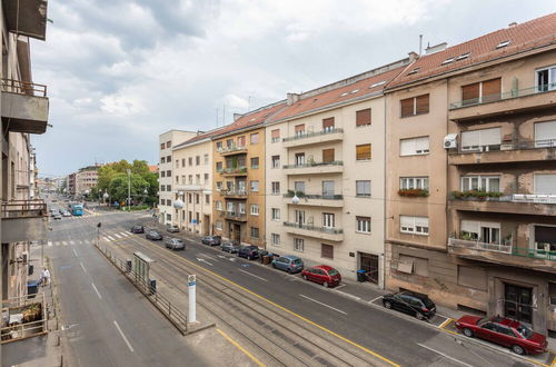 Photo 17 - Sunny 2bdr Apartment With a Balcony