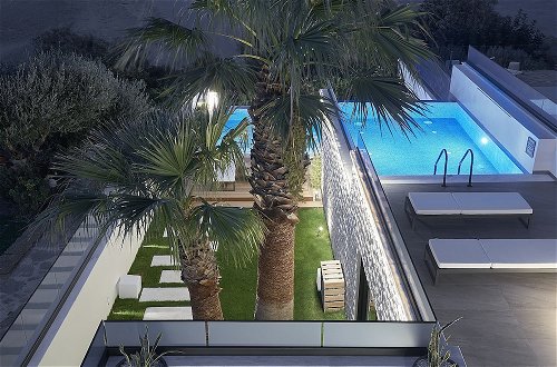 Photo 14 - Beachfront Luxurious Villa w Private Heated Pool