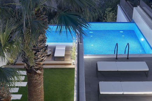 Foto 13 - Beachfront Luxurious Villa w Private Heated Pool