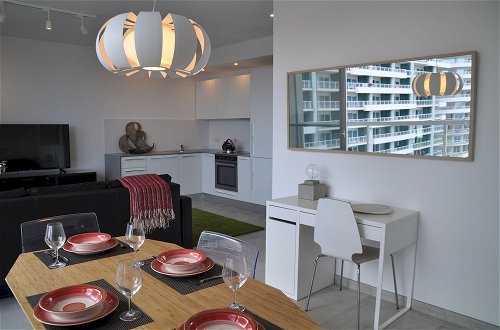 Foto 5 - Modern Seaview Apartment In a Prime Location