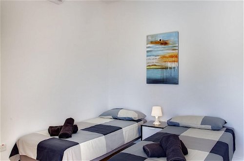 Photo 3 - Stunning Seaview Apartment, Wifi