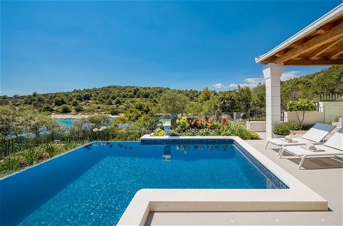 Foto 49 - Beachfront Villa Azzurro With Pool