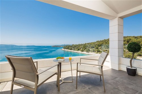 Foto 29 - Beachfront Villa Azzurro With Pool