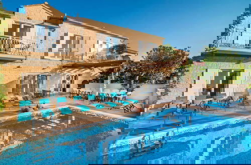 Foto 18 - Magnificent Villa in Supetar With Swimming Pool