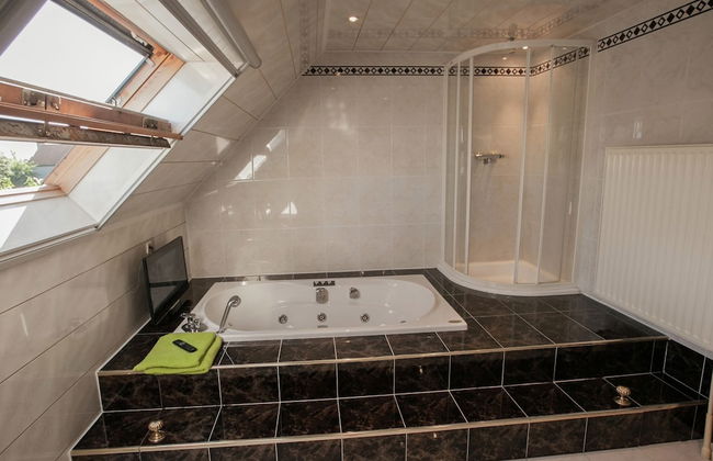 Classy Holiday Home in Aartrijke With Private Swimming Pool - Photo 18