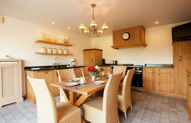 Classy Holiday Home in Aartrijke With Private Swimming Pool - Photo 14