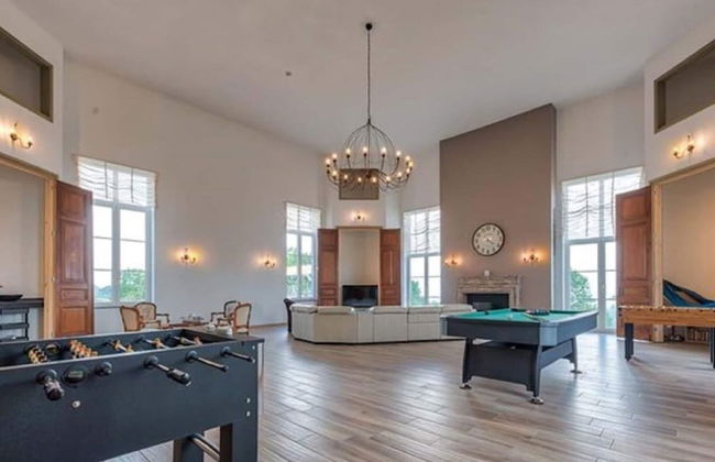 Elegant Hillside Mansion - Foto 24