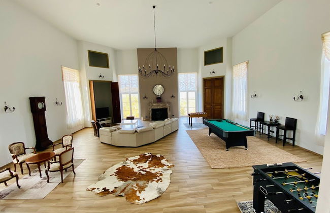 Elegant Hillside Mansion - Foto 17