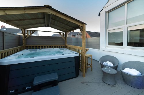 Photo 19 - THE Bells hot tub on Private Terrace Apartments