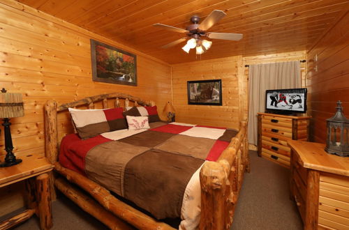 Foto 4 - BearADise in the Smokies - Two Bedroom Cabin