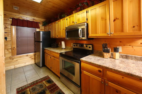 Photo 5 - BearADise in the Smokies - Two Bedroom Cabin