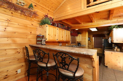 Photo 7 - BearADise in the Smokies - Two Bedroom Cabin