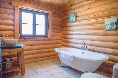 Photo 8 - Willow Lodge With Hot Tub, Kingfishers