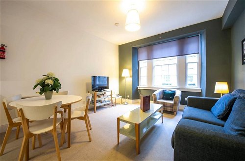 Foto 9 - Perfect Location! Charming Rose St Apt for Couples