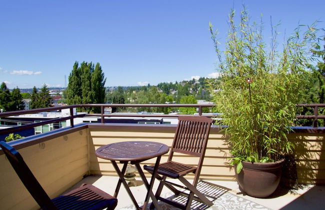 Comfort and Grace on Queen Anne Hill - Photo 14