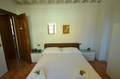 Foto 2 - Cosy Apartment With Swimming Pool and Garden Close to Volterra and S Gimignano