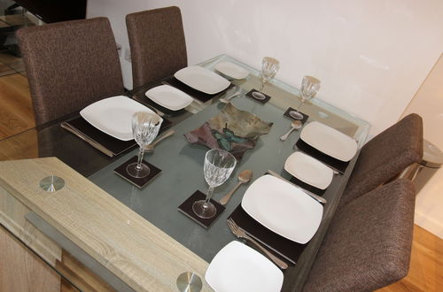 Photo 1 - Modern two Bedroom Apartment Ideally Located