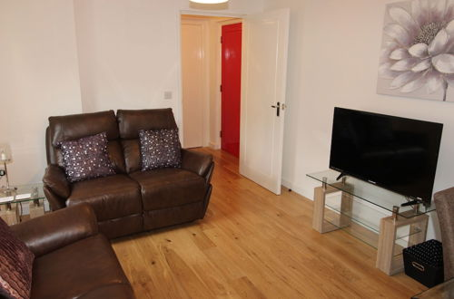Photo 6 - Modern two Bedroom Apartment Ideally Located