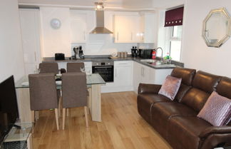 Photo 2 - Modern two Bedroom Apartment Ideally Located