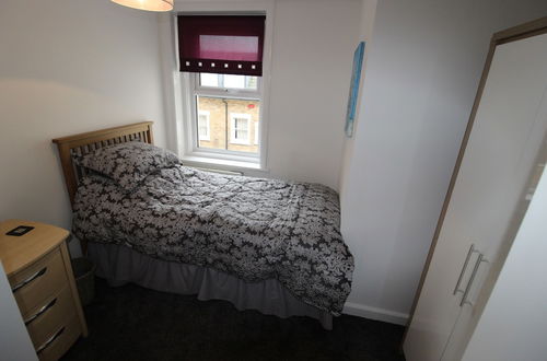 Photo 4 - Modern two Bedroom Apartment Ideally Located