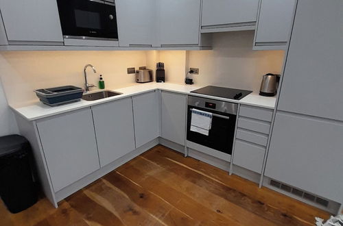 Photo 34 - Deluxe & Chic 1 & 2 Bed Apts near Heathrow, Legoland, & Windsor Slough