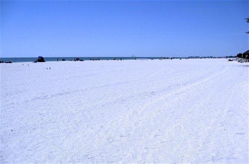 Foto 11 - Gulf Breeze Ami-2bd-2ba-condo-private Beach Access-heater Pool-water Views From Every Window