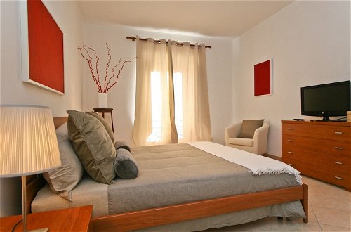 Photo 4 - Rental In Rome Red & White Apartment