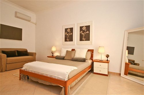 Photo 2 - Rental In Rome Red & White Apartment