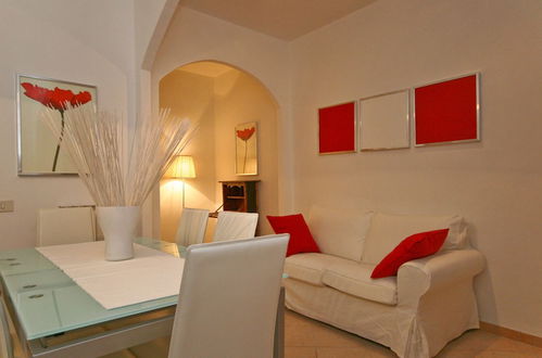 Photo 8 - Rental In Rome Red & White Apartment