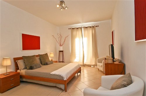 Photo 7 - Rental In Rome Red & White Apartment