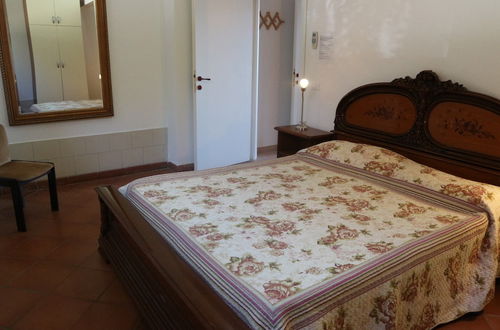 Foto 4 - Snug Holiday Home in Castagneto Carducci near Thermal Bath