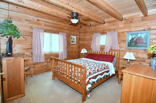 Photo 2 - Lazy Bear Retreat - Classic Cabin