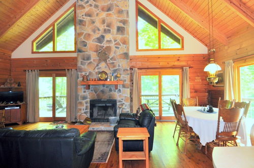 Photo 8 - Lazy Bear Retreat - Classic Cabin