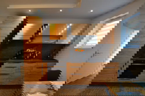 Photo 9 - Warm and Welcoming Apartment With Balcony