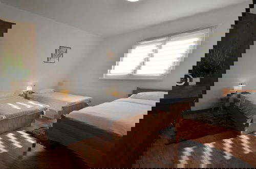 Photo 6 - Warm and Welcoming Apartment With Balcony