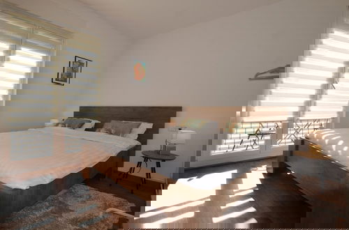 Photo 3 - Warm and Welcoming Apartment With Balcony