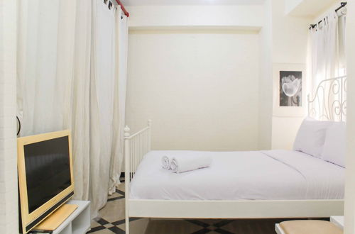 Foto 5 - White and Nice 1BR at Bassura City Apartment