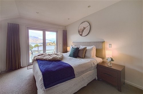 Photo 4 - Lakefront Living - 4 Bedrm Apartmt Alpine Village