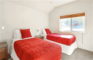 Photo 2 - Lakefront Living - 4 Bedrm Apartmt Alpine Village